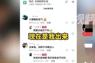 太秀了！报告裁判，这里有个后卫带着手套！